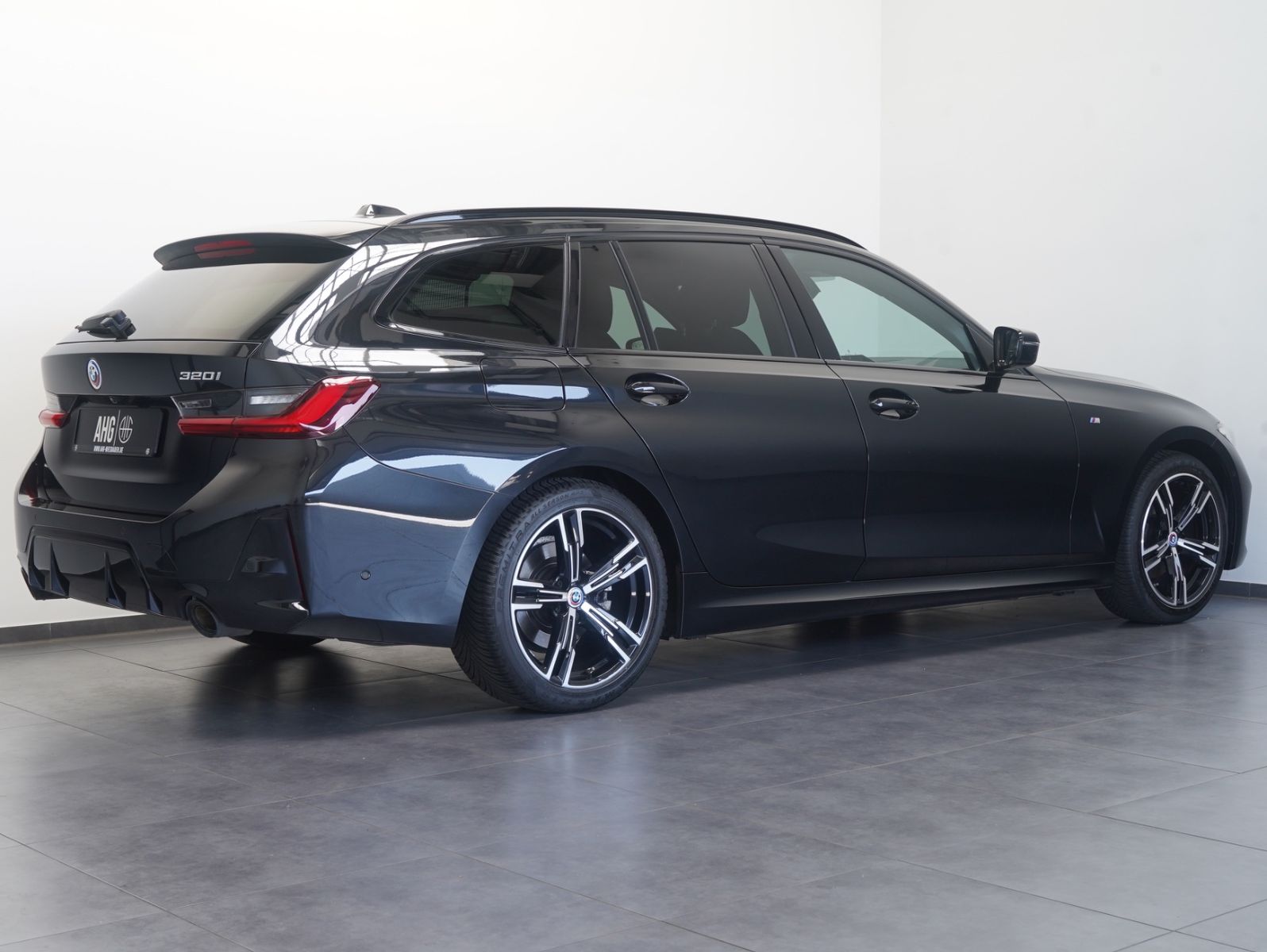 Fahrzeugabbildung BMW 320 i Touring M Sport SHADOW/WIDE/HEADUP/PANO