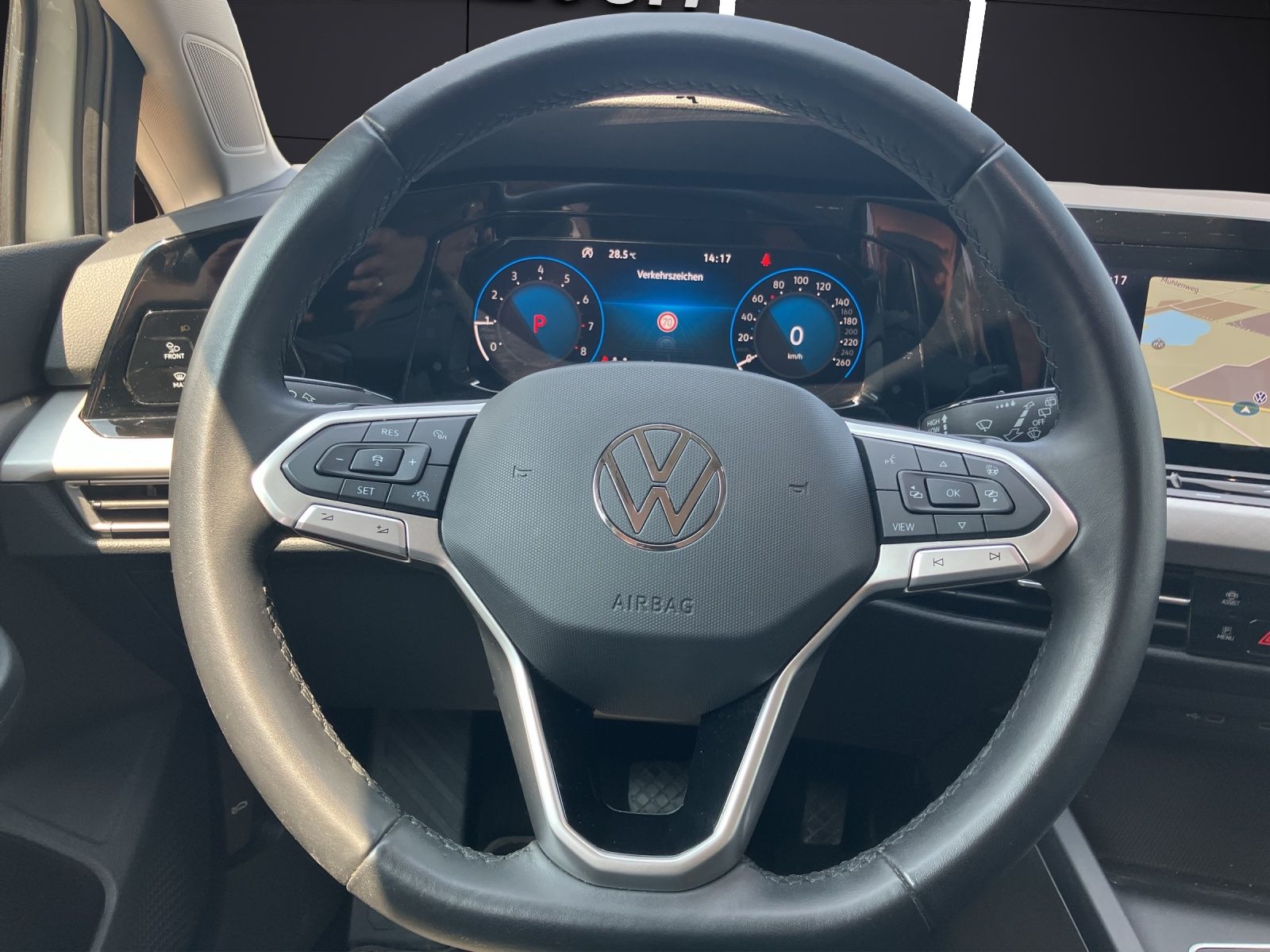 Fahrzeugabbildung Volkswagen Golf VIII eTSI Life DSG LED Navi ACC RFK