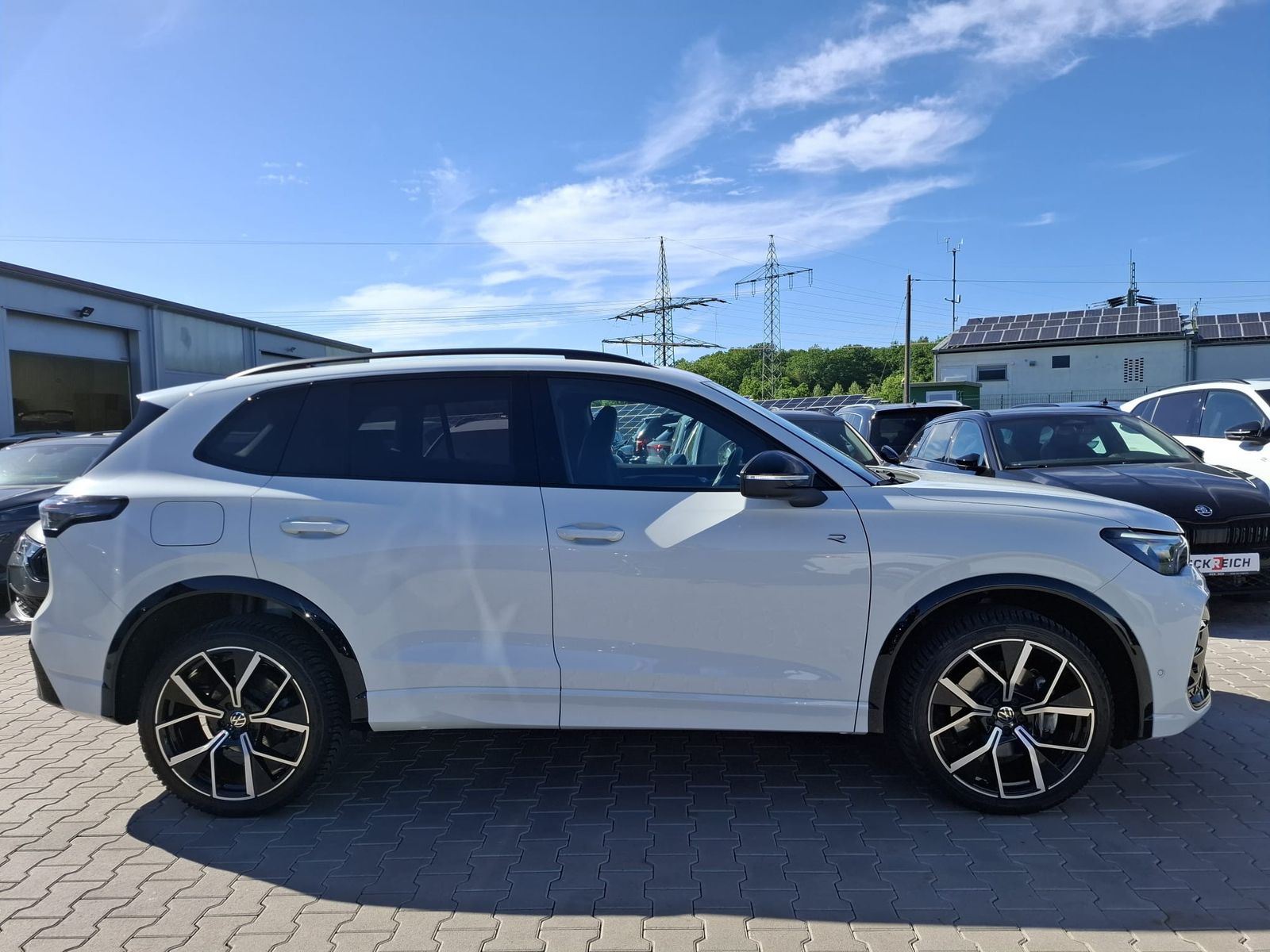 Fahrzeugabbildung Volkswagen Tiguan 2.0 TDI 4M R-Line BLACK*PAN*HK*AHK*MATRIX