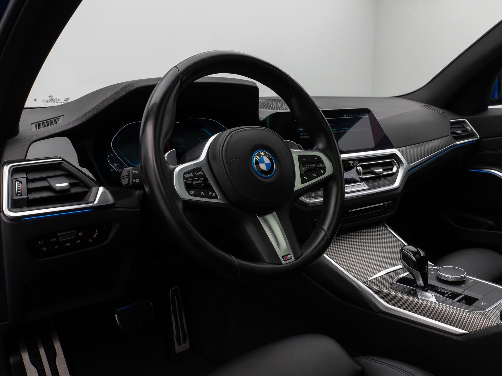 Fahrzeugabbildung BMW 330e  M Sport Panorama Laser Kamera HUD HiFi