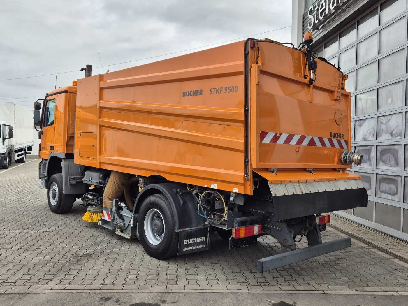 Fahrzeugabbildung Mercedes-Benz Actros 2032 A 4x4 Bucher STKF 9500 Airport 30x