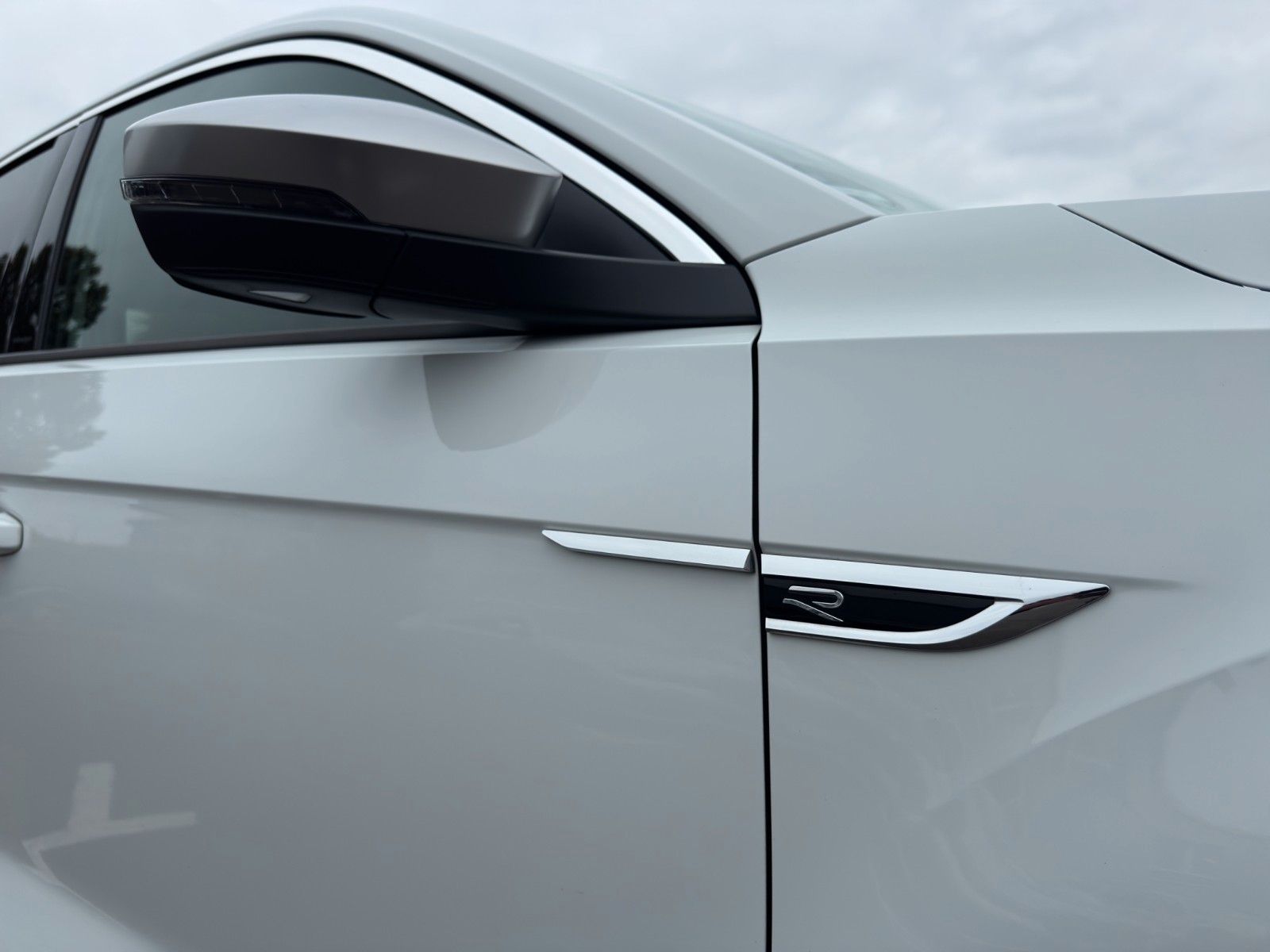 Fahrzeugabbildung Volkswagen T-ROC R 2.0 TSI KAM AHK AKRAPOVIC 19"