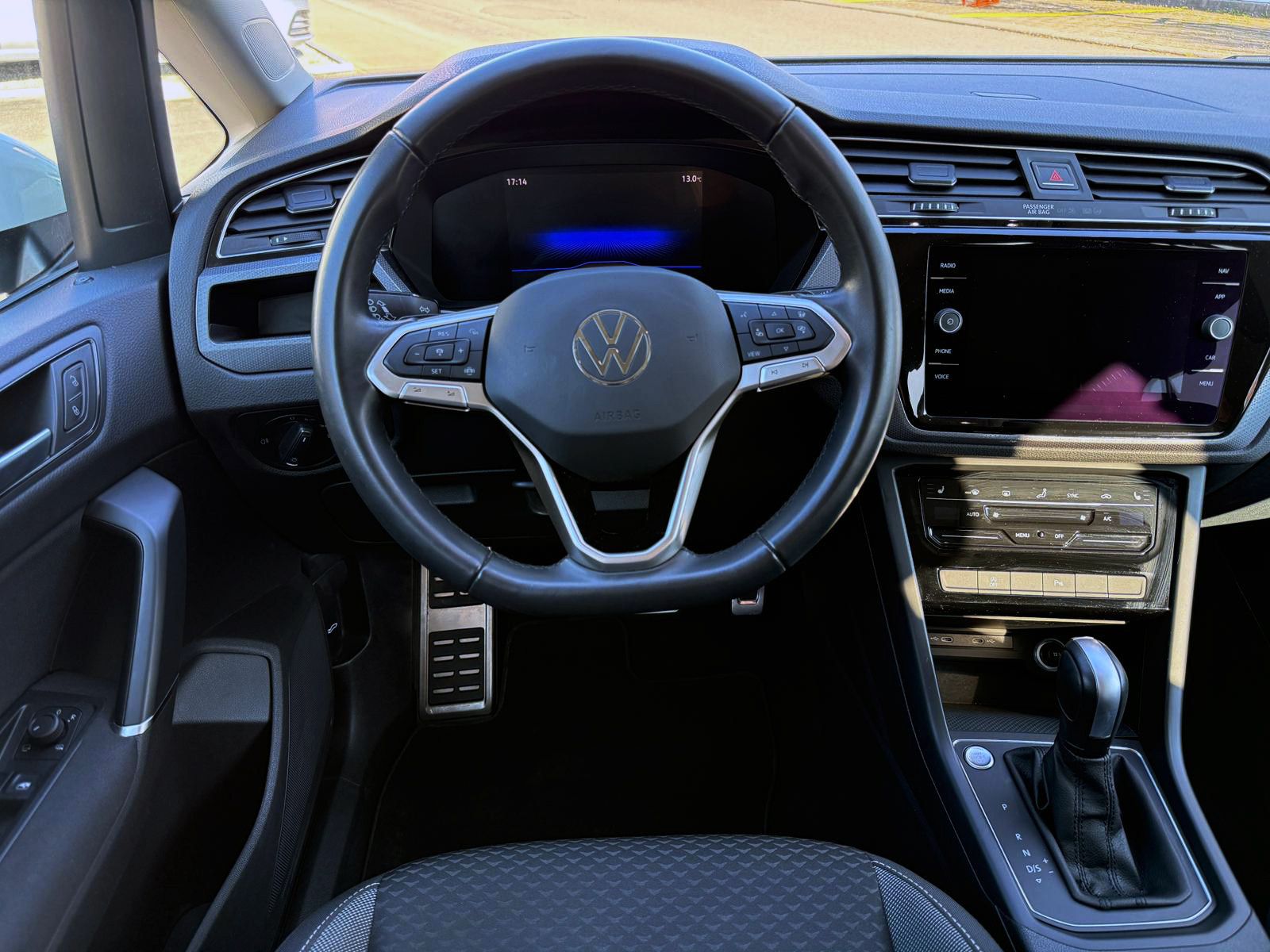 Fahrzeugabbildung Volkswagen Touran 1.5 TSI Active DSG ACC PDC KAM NAVI LED