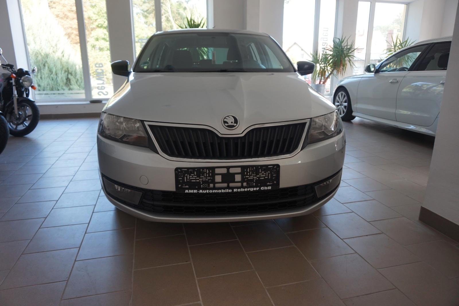 Skoda Rapid 2015 — rear view