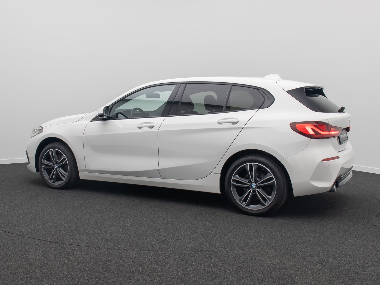 Fahrzeugabbildung BMW 118i Sport Line LED Navi DAB Tempomat