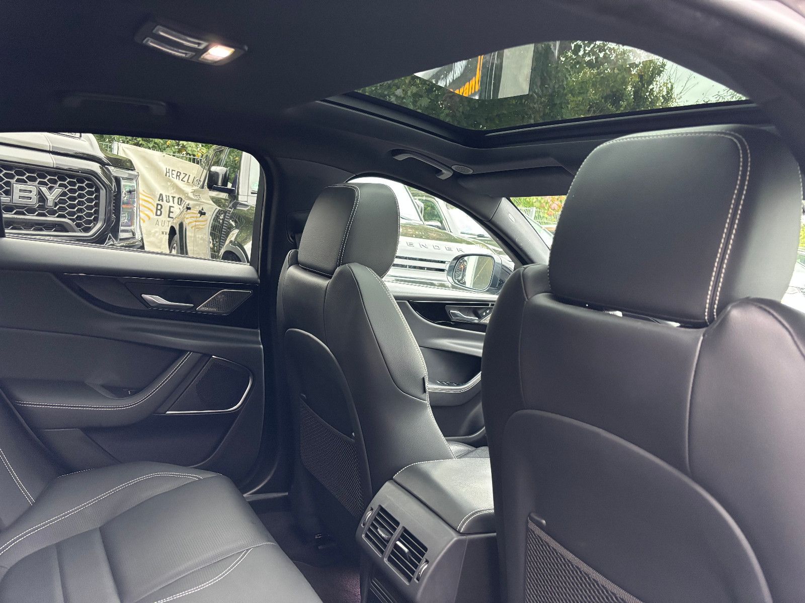 Fahrzeugabbildung Jaguar XE R-Dynamic Black/360''KAM/PANO/EXCLUSIV/MERIDI