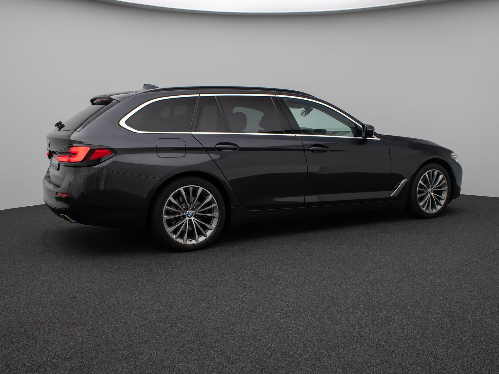 Fahrzeugabbildung BMW 520d xD Kamera HUD DAB H/K Fernlichtassist Alarm