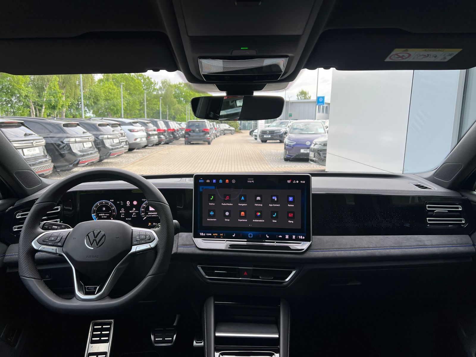 Fahrzeugabbildung Volkswagen Tiguan R-Line 1.5 eTSI DSG *AHK, IQ.Light, ACC,