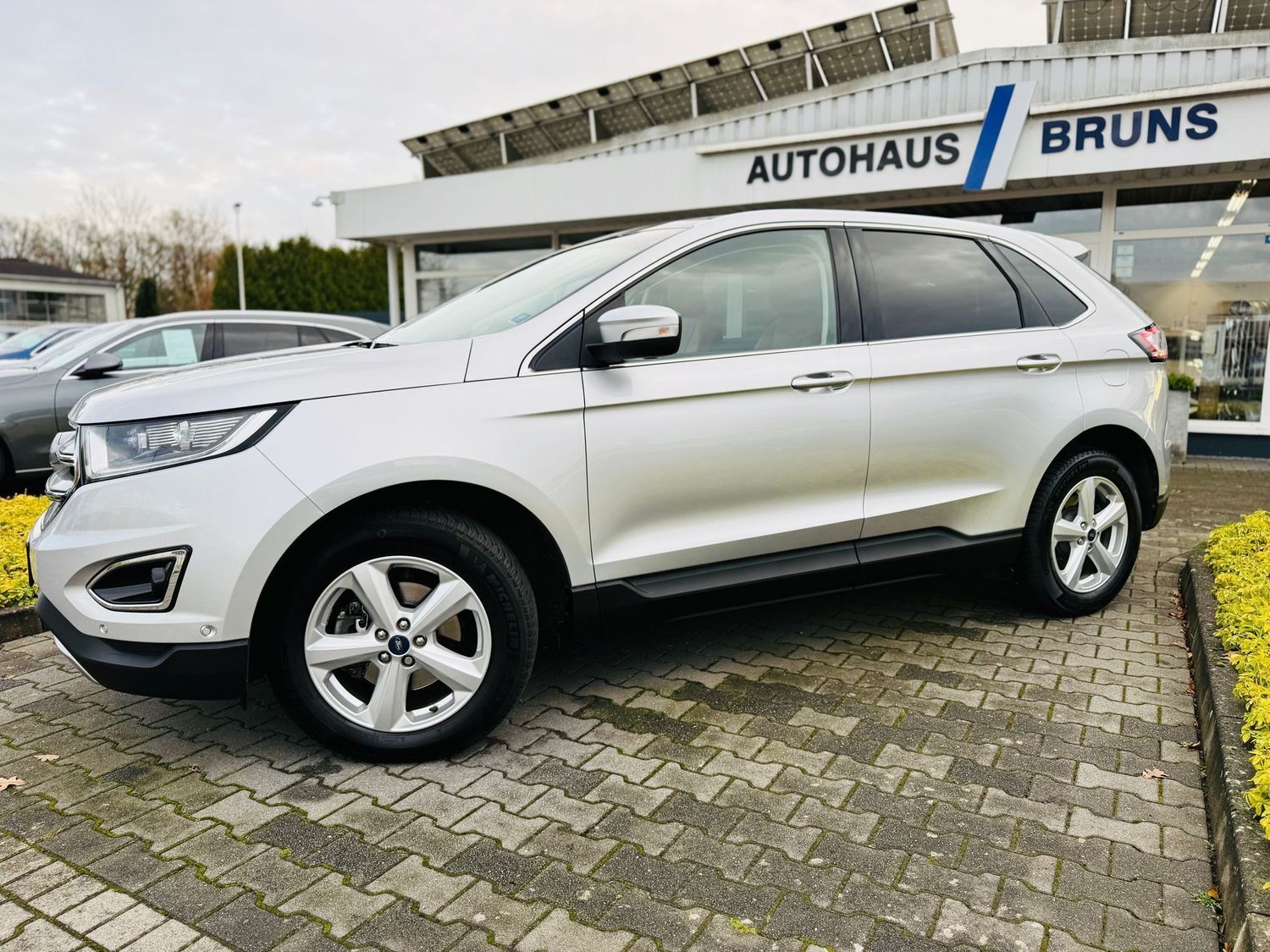 Fahrzeugabbildung Ford Edge TITANIUM 4x4, Autom., LED, Panod., AHK, Tot