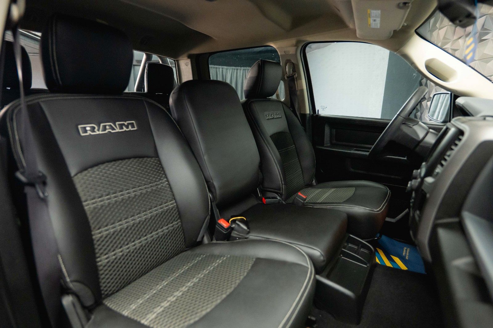 Fahrzeugabbildung Dodge RAM 5.7 V8 HEMI 4x4 OFFROAD Night-Paket *LED*AHK