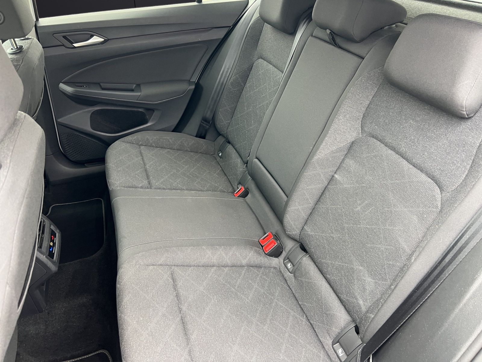 Fahrzeugabbildung Volkswagen Golf VIII Business TDI DSG LED ACC SHZ PDC Navi