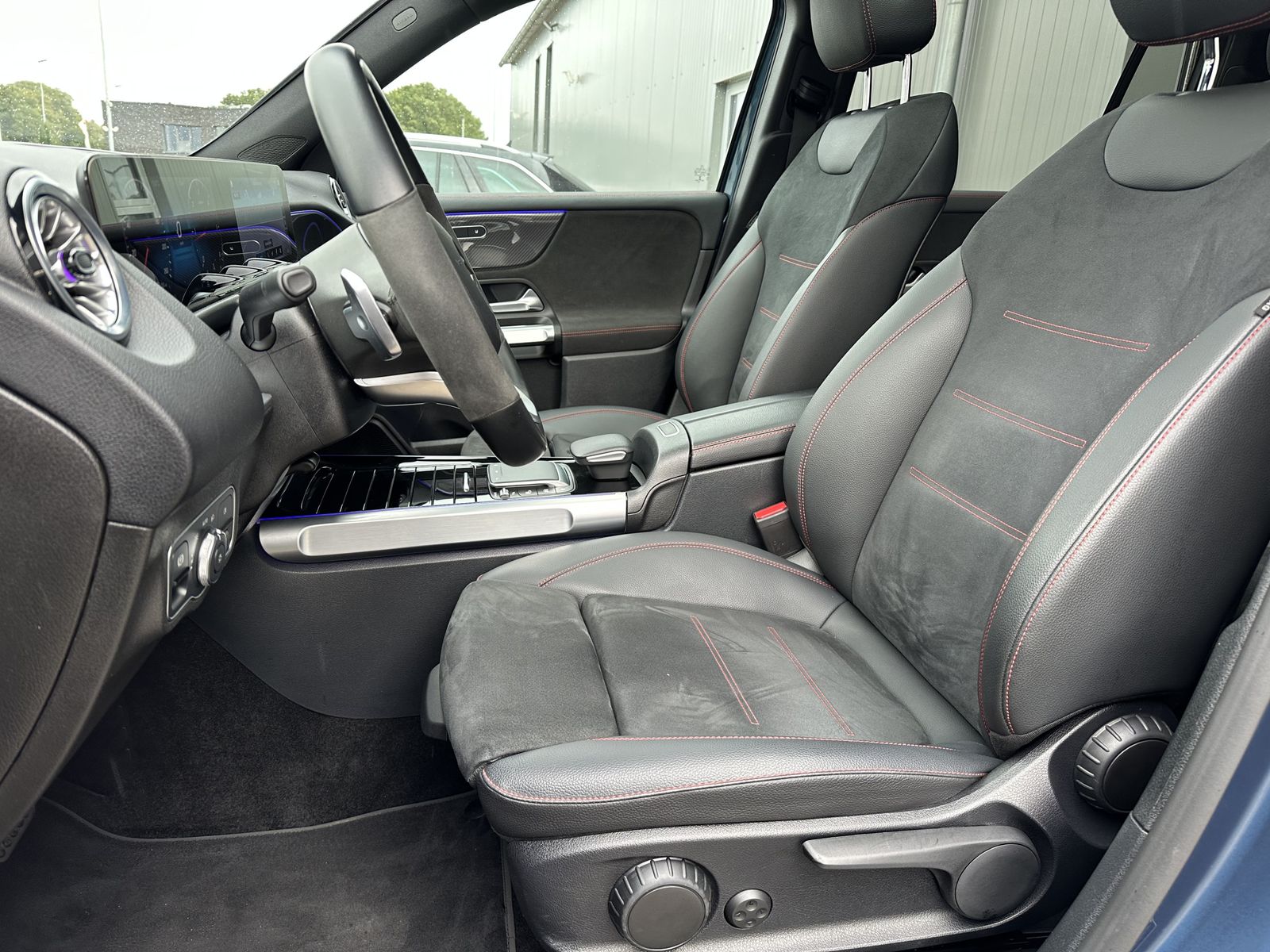 Fahrzeugabbildung Mercedes-Benz GLB 220d 4Matic AMG-Line NAV+LED+PANO+AHK+360°