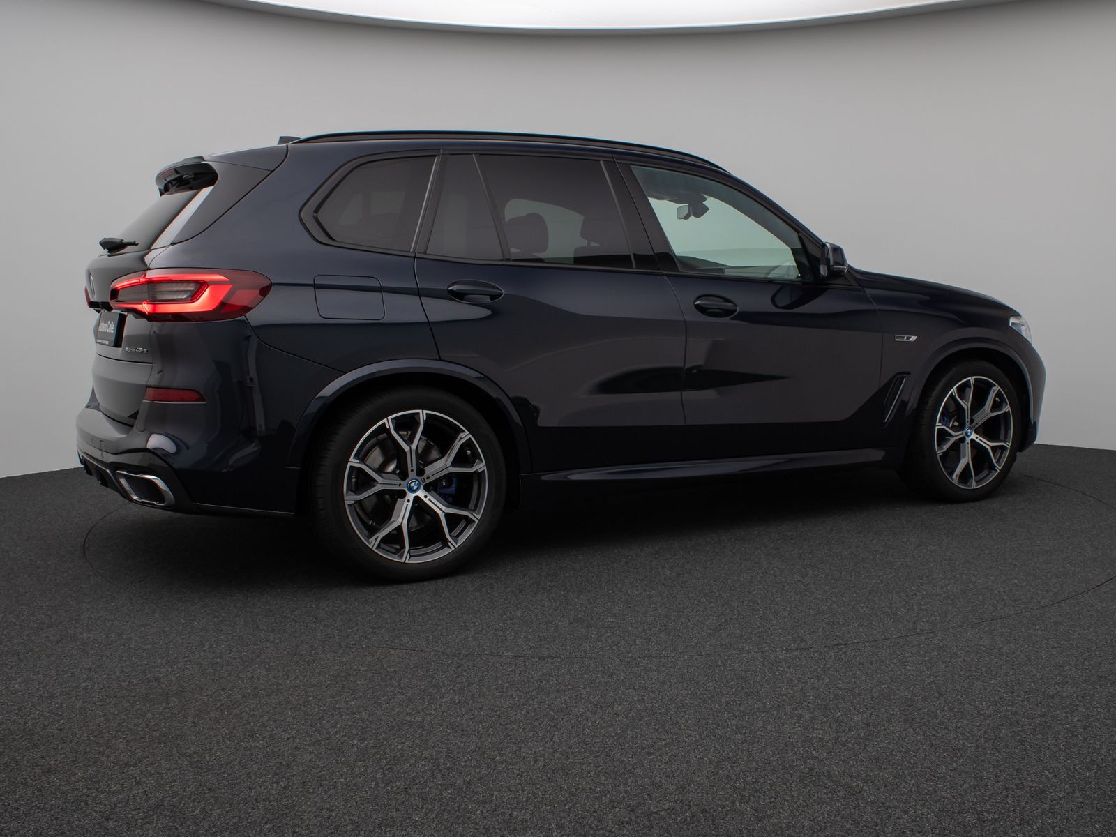 Fahrzeugabbildung BMW X5 xD45e M Sport Panorama 360°HUD HiFi NightVisi