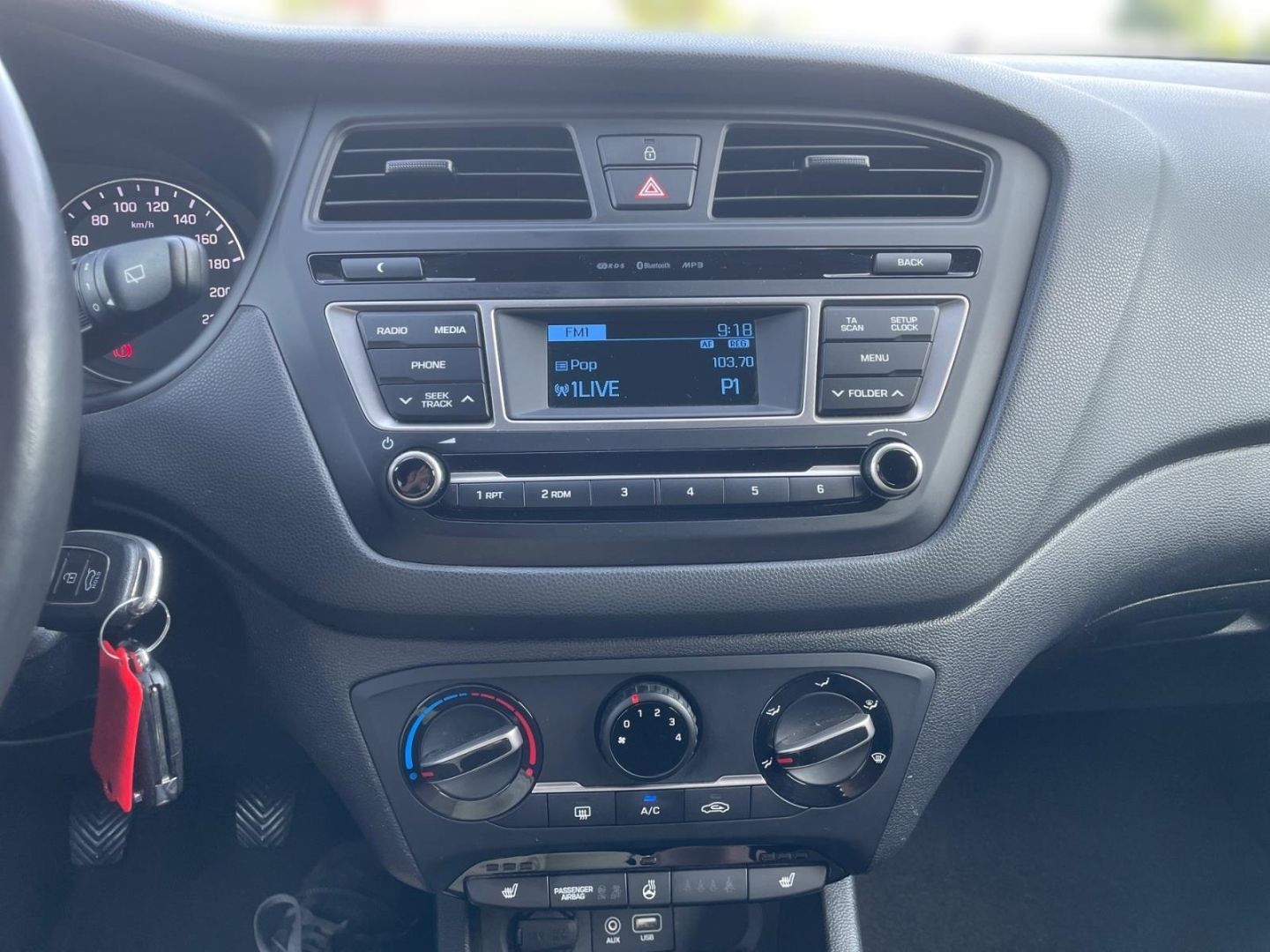 Fahrzeugabbildung Hyundai i20 1.0T Sonderedition Passion Ganzjahresreifen