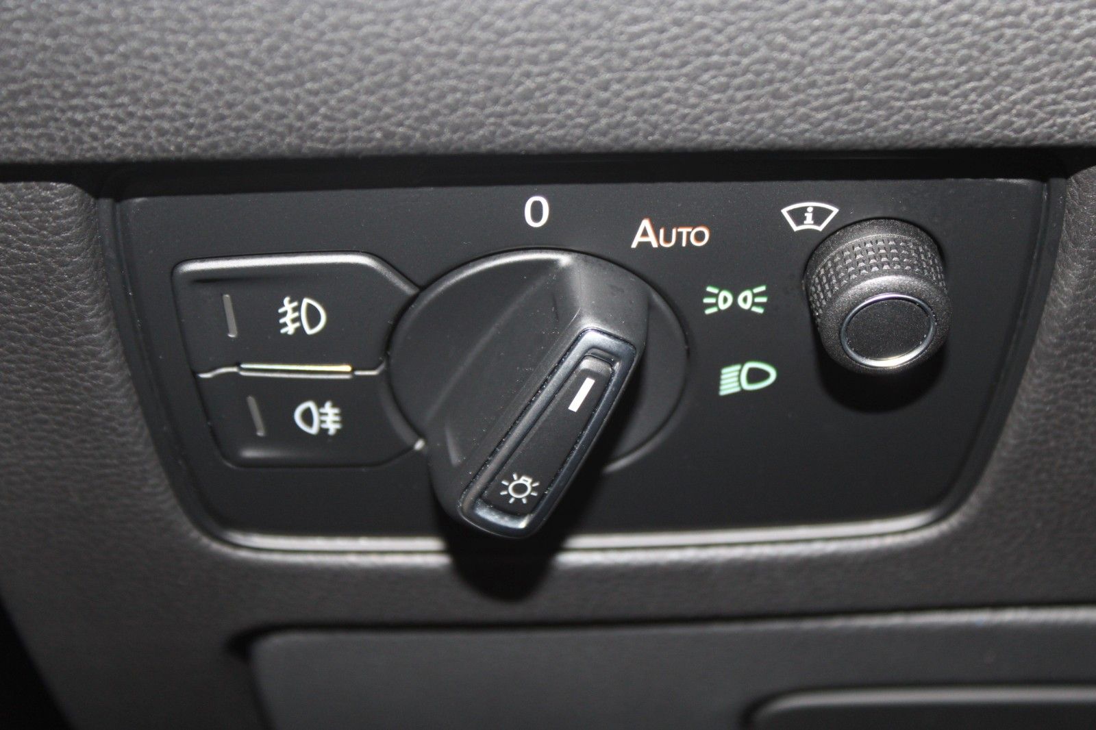 Fahrzeugabbildung Volkswagen Passat 2.0 TDI DSG Elegance LED CAM ACC NAVI uvm