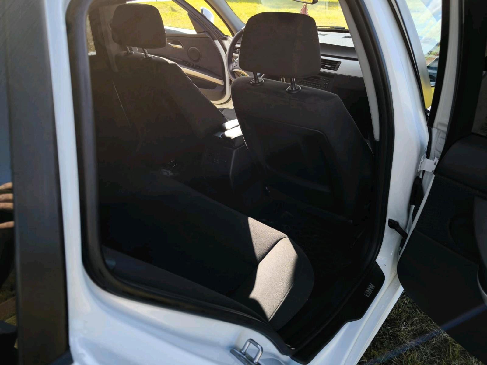 BMW 318 2011 — photo 12