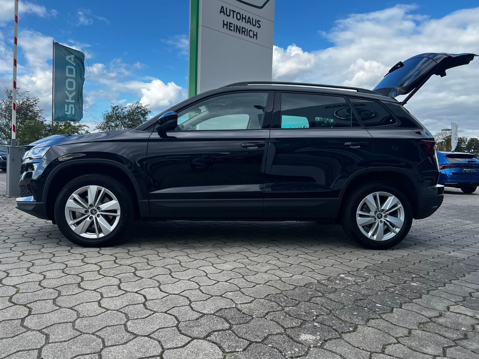 Fahrzeugabbildung SKODA Karoq 1.5 TSI DSG*RFK*SideAss*eHeck
