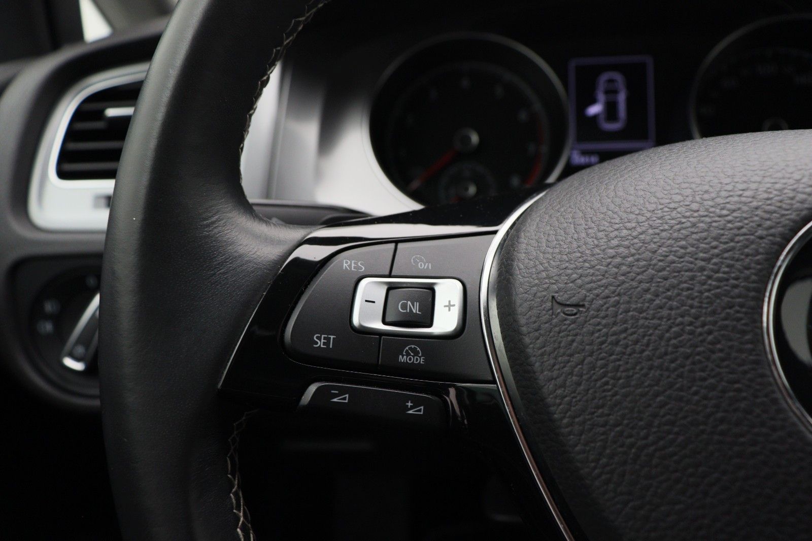 Fahrzeugabbildung Volkswagen Golf VII 1.4 Comfortline BMT DSG PDC NAVI