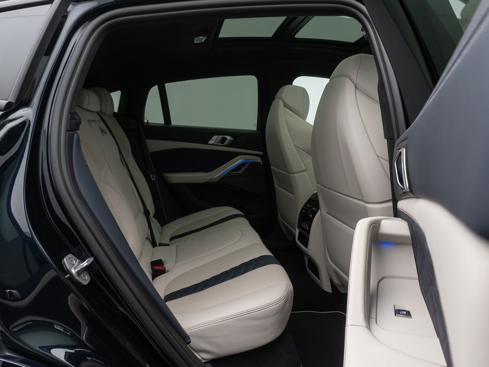 Fahrzeugabbildung BMW X6 M Competition M Driver´s DisplKey Sky Lounge