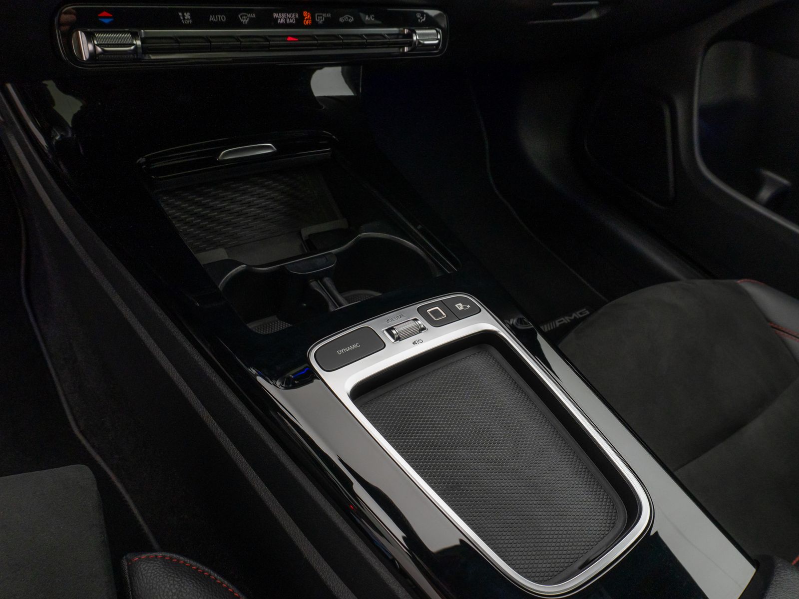 Fahrzeugabbildung Mercedes-Benz CLA 200d AMG Line Panorama 360°Lenkrhzg Komfort