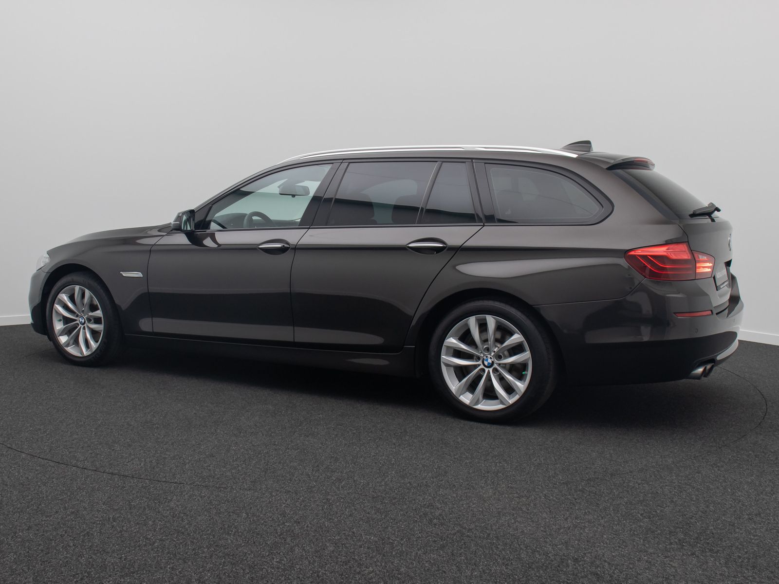 Fahrzeugabbildung BMW 520d HUD Alarm Komfortsitze SoftClose AHK Sport