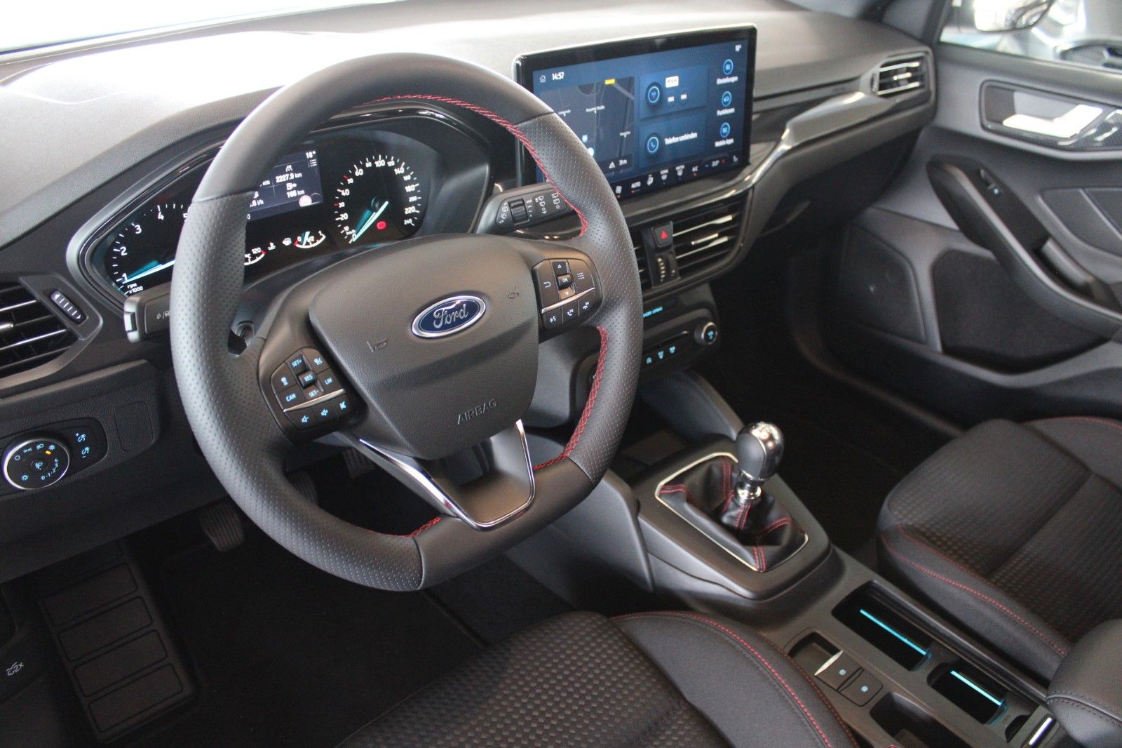 Fahrzeugabbildung Ford Focus MHEV ST-Line FahrerAssistenz + WinterPaket