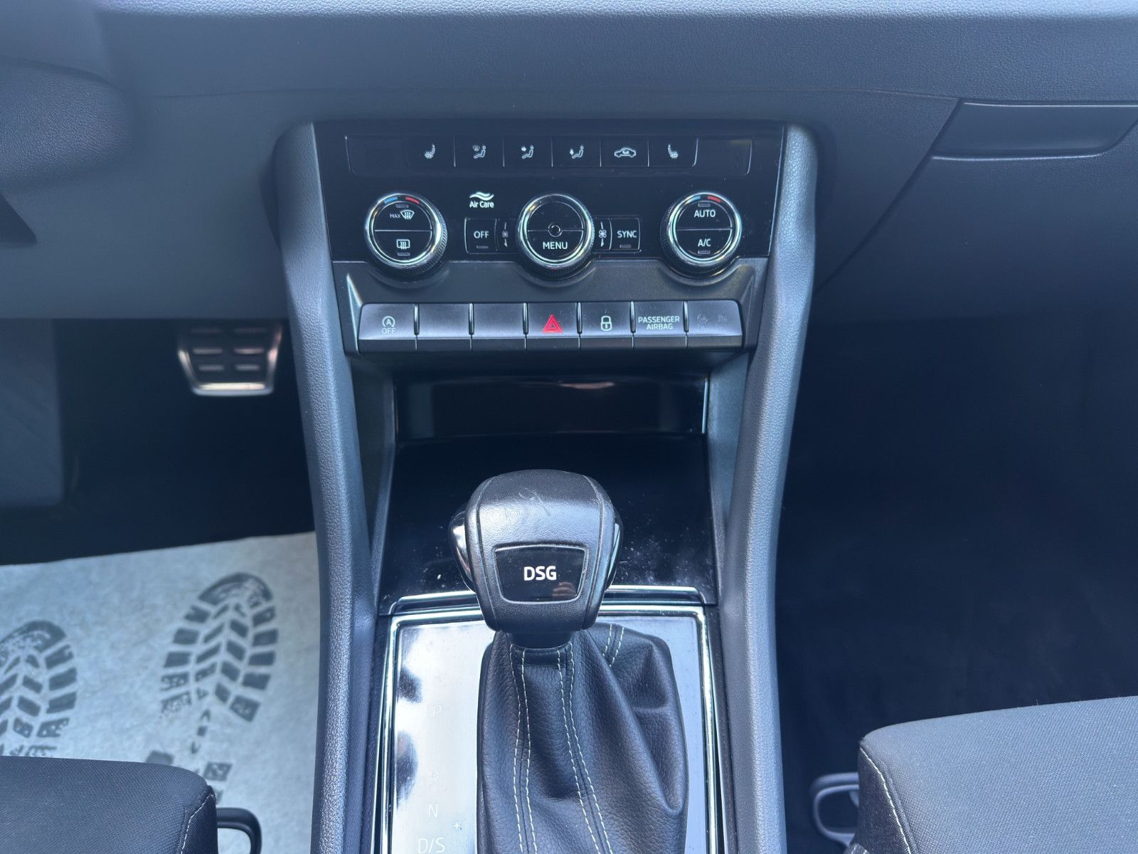 Fahrzeugabbildung SKODA KAROQ SPORTLINE DSG LED AHK APP KAMERA