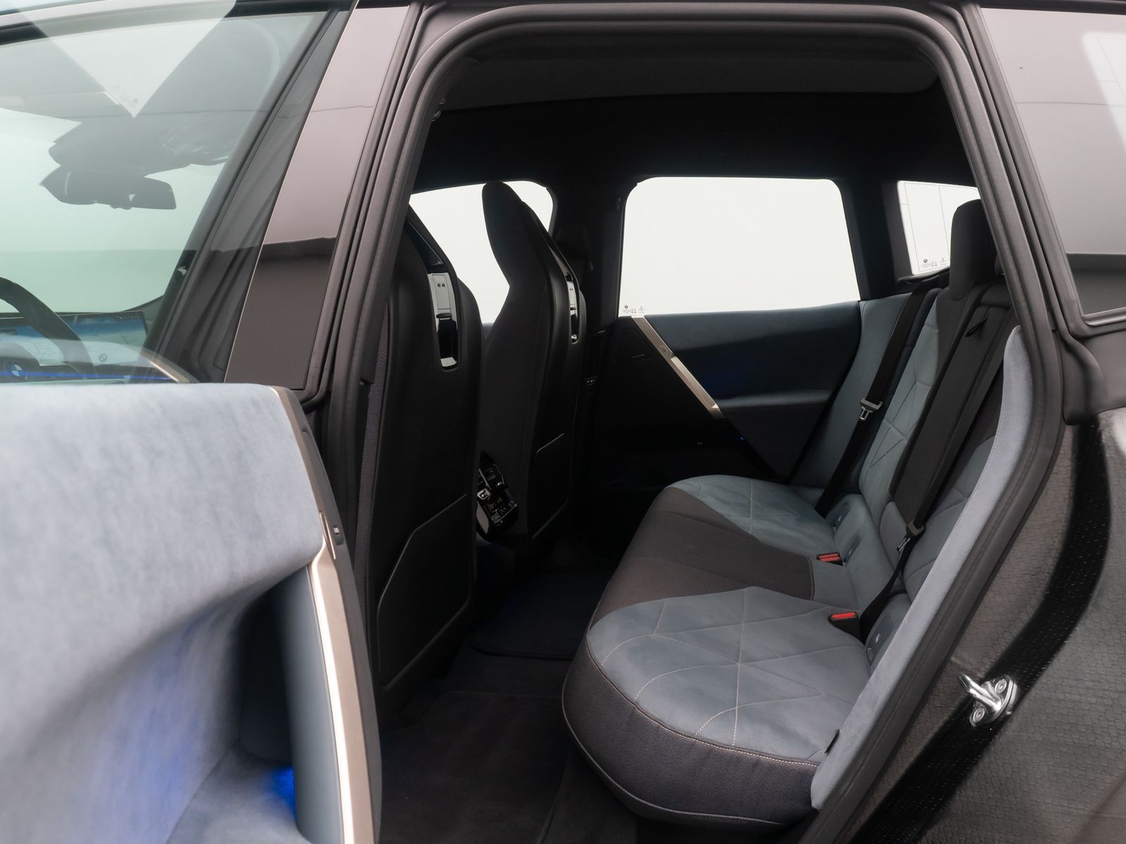 Fahrzeugabbildung BMW iX xD40 Sport AHK SkyLounge 360° DAB H/K 22Zoll