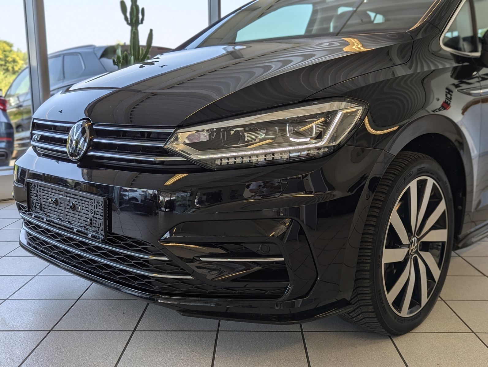 VW Touran 1.5 TSI DSG R-Line High. 7-Sitze Pano AHK - Image 9