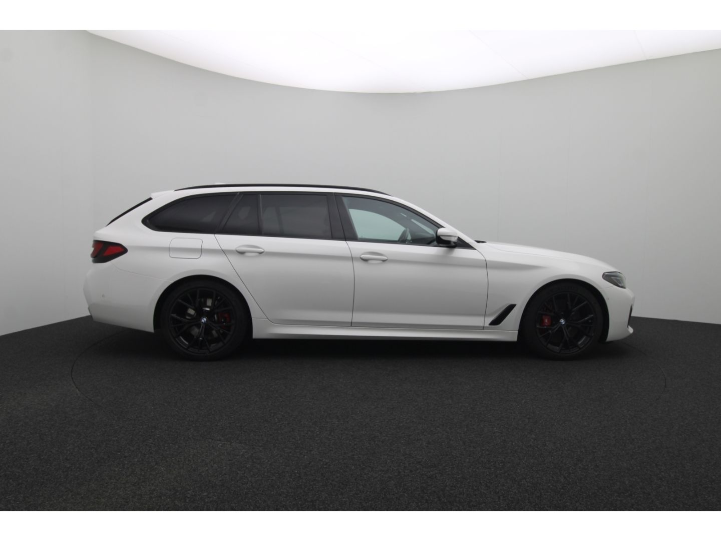 Fahrzeugabbildung BMW 540 d xDrive M Sport Touring Park-Assistent AHK