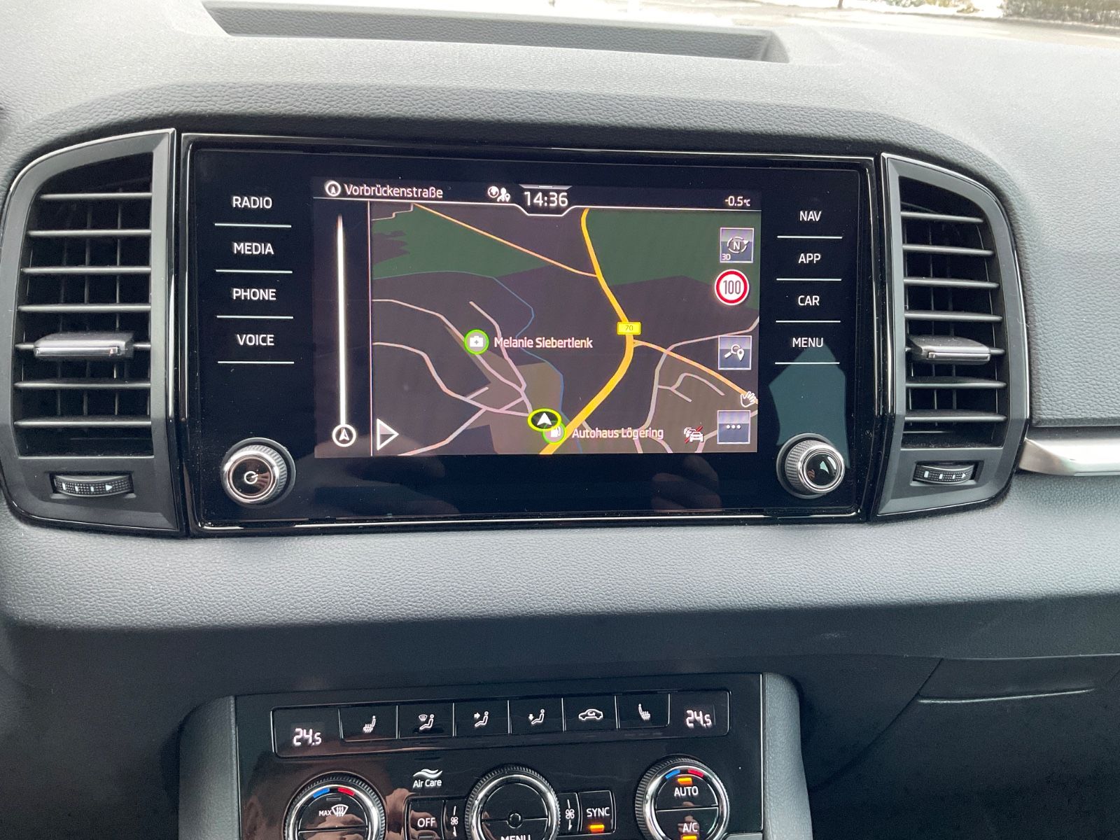 Fahrzeugabbildung SKODA Karoq 1.5l TSI DSG Tour,AHK,Navi,Kamera