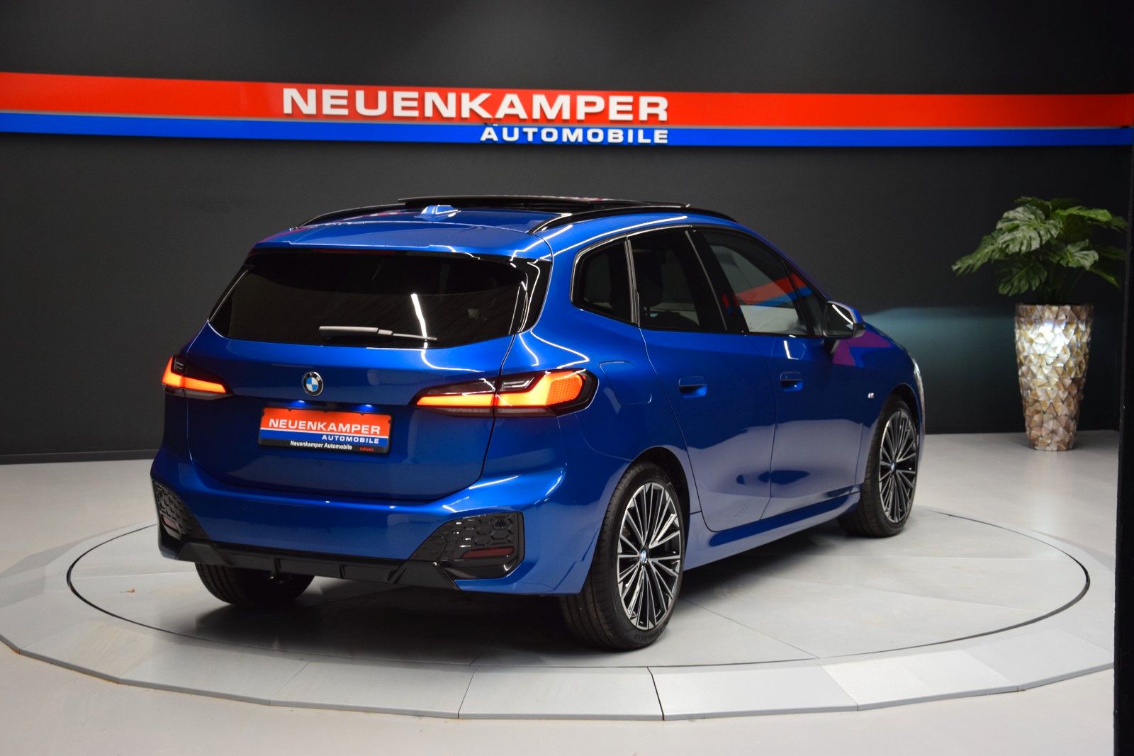 Fahrzeugabbildung BMW 218 i  Active Tourer M Sport Pano ACC Leder H&k