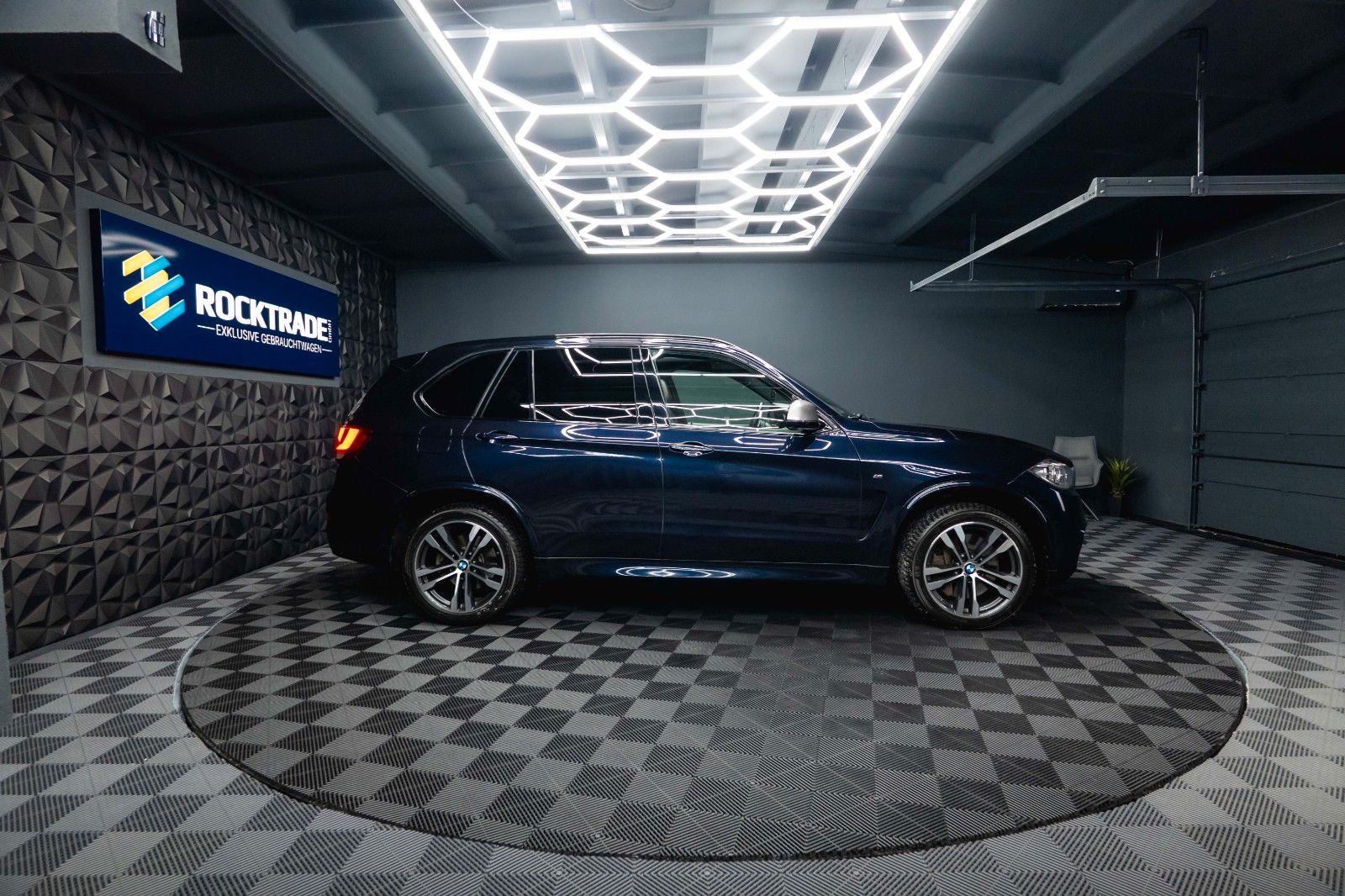 Fahrzeugabbildung BMW X5 M50d Performance *Pano*CarPlay*DAB*360°*  19%