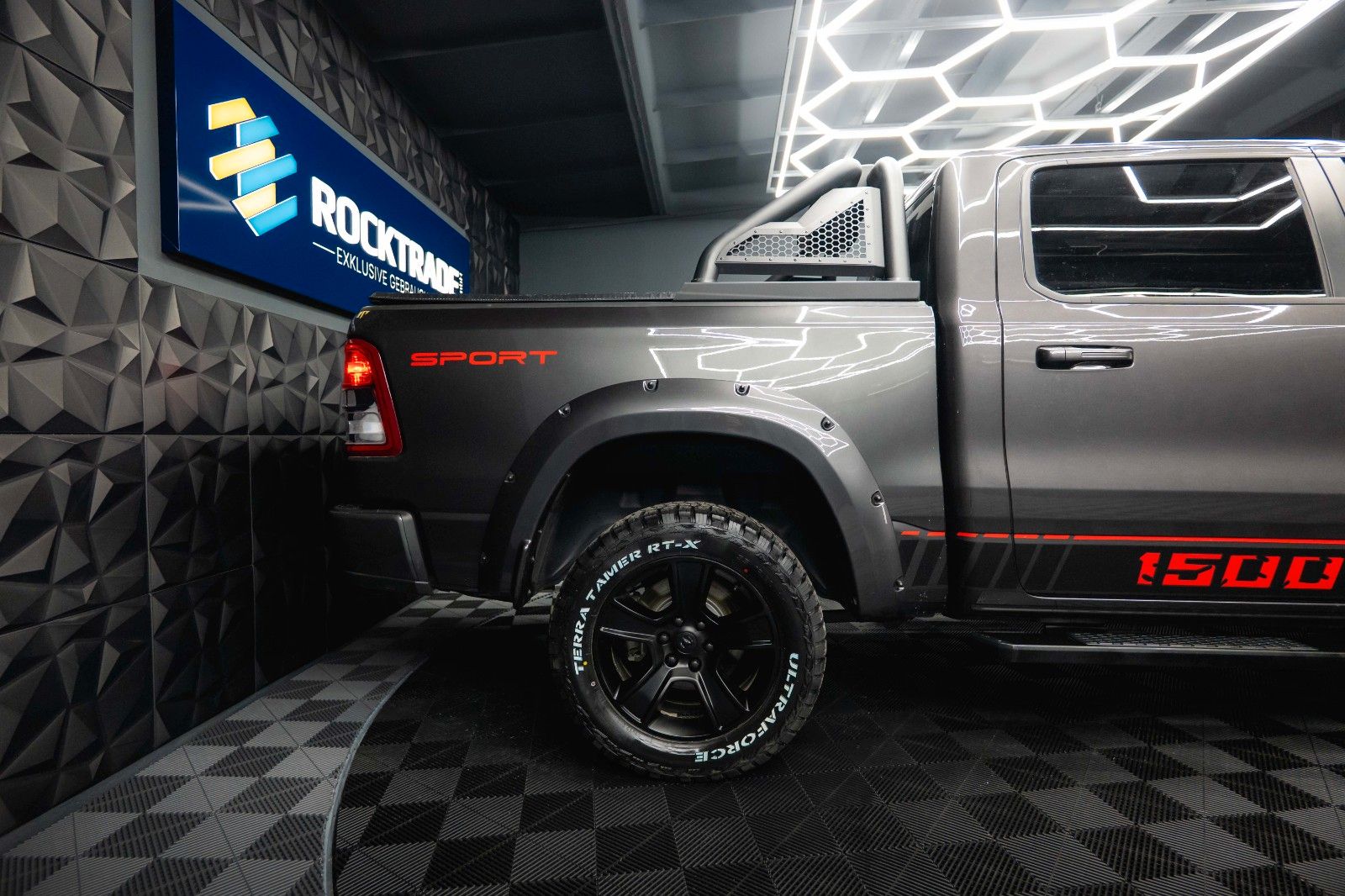 Fahrzeugabbildung Dodge RAM 5.7 V8 HEMI 4x4 OFFROAD Night-Edition *Pano*