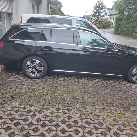 MERCEDES-BENZ E 220 d T Autom. -Avangarde S213