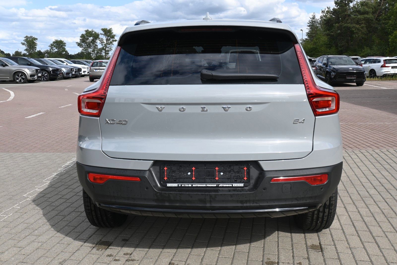 Fahrzeugabbildung Volvo XC40 B4 DKG Dark*PANO*STDHZG*360°*ACC*AHK*VOLL *