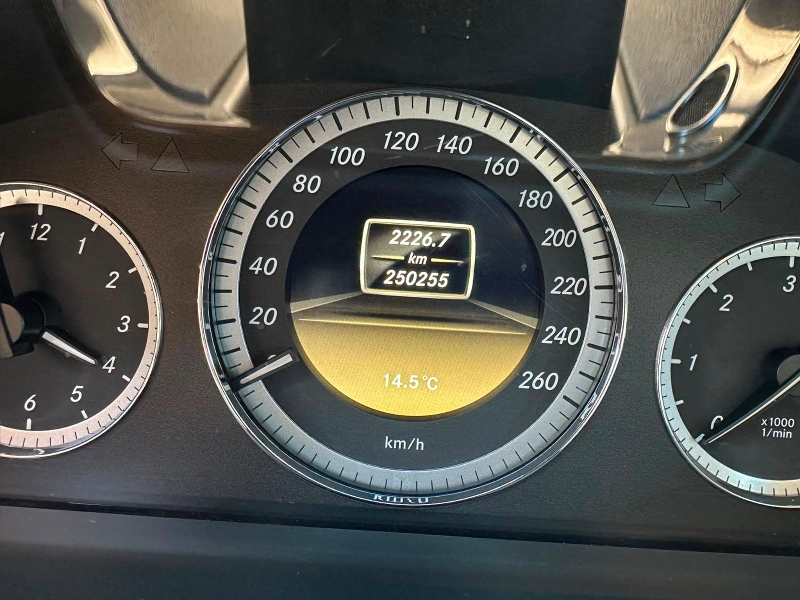 Mercedes-Benz E220 2012 — photo 11
