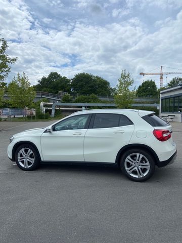 MERCEDES-BENZ GLA 220 d 4MATIC DCT - gepflegtes Privatfahrzeug