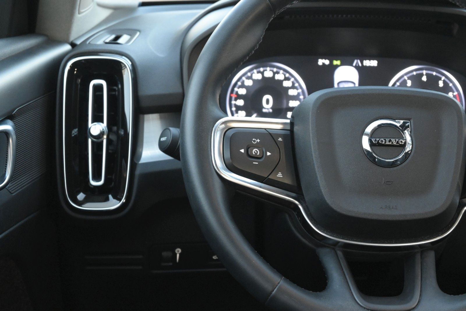 Fahrzeugabbildung Volvo XC40 T3 Benzin Momentum*RFK*FSHZG*