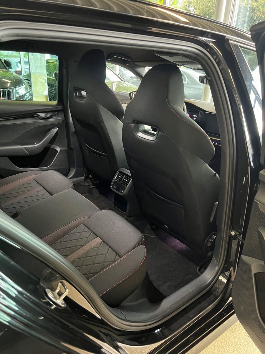Fahrzeugabbildung SKODA Octavia  RS *HEAD-UP*4x SITZHEIZUNG*KAMERA*VIRT*