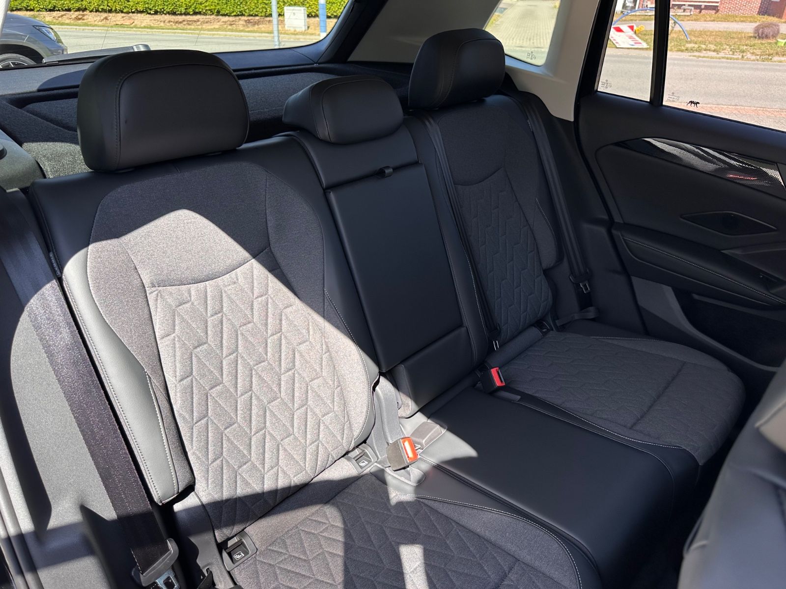 Fahrzeugabbildung Volkswagen Tiguan 1.5 eTSI Life DSG AHK/ACC/APP/LED+/360°
