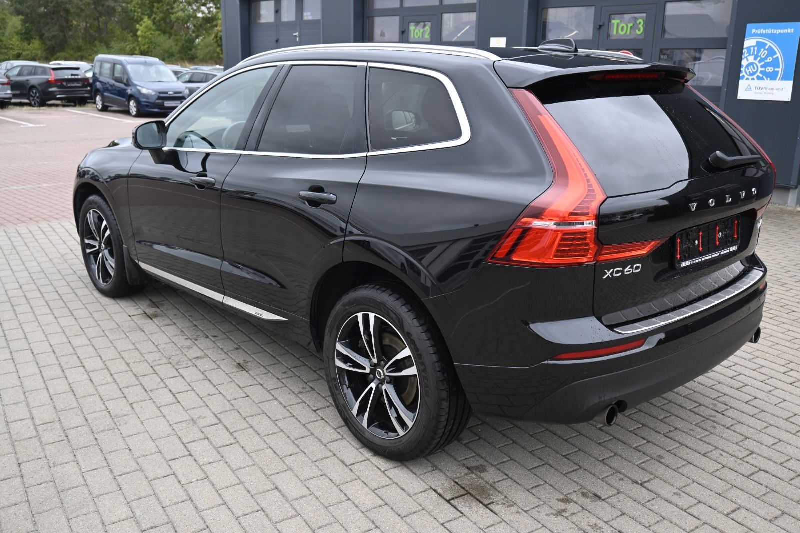 Fahrzeugabbildung Volvo XC60 D4 AWD Momentum *AHK*NAVI*LEDER*LED*
