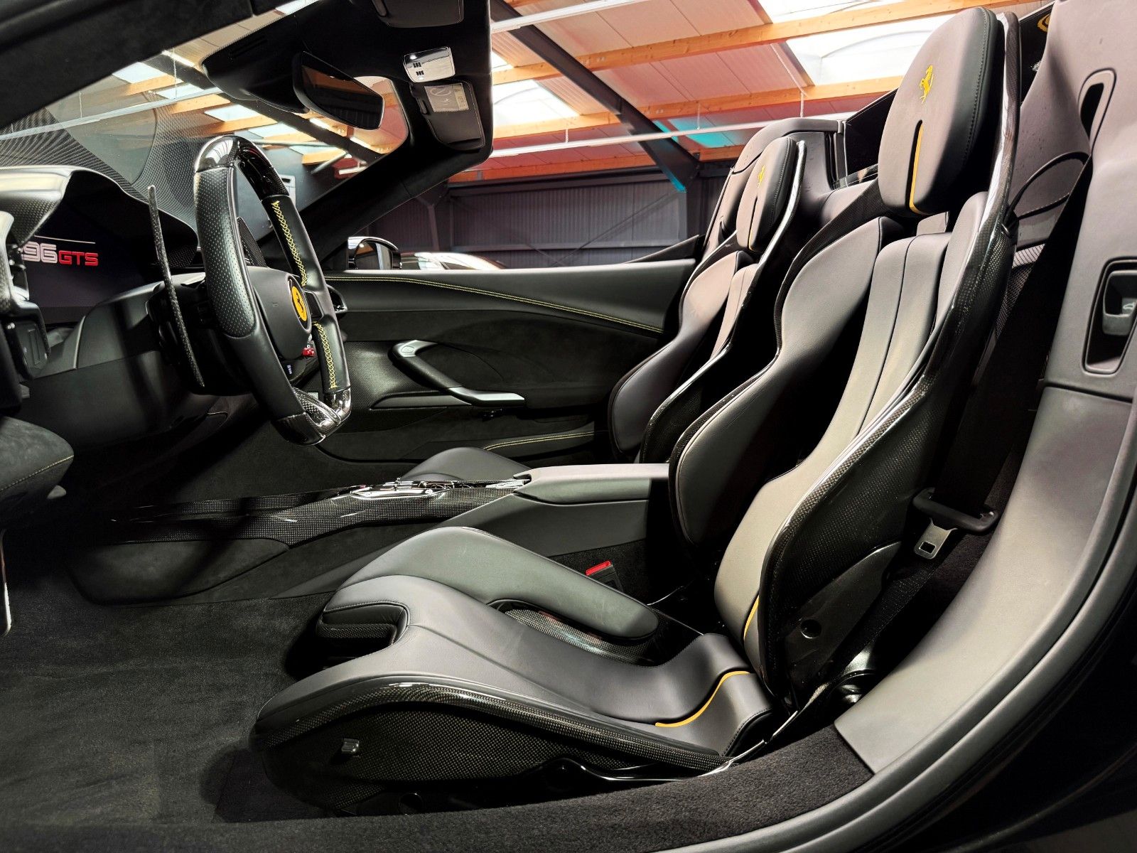 Fahrzeugabbildung Ferrari 296 GTS + Nero Extracampione + Racing Seats