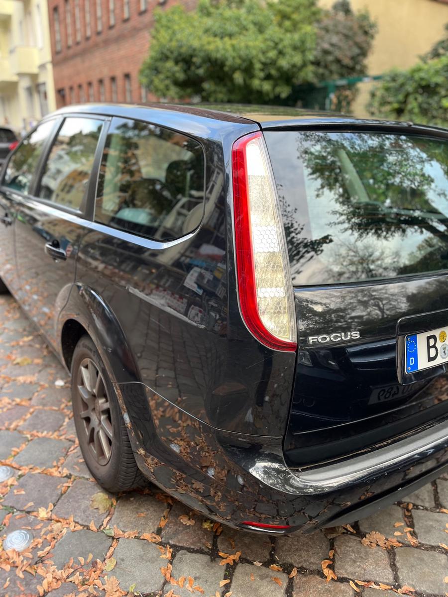 Ford Focus 2010 — вигляд ззаду