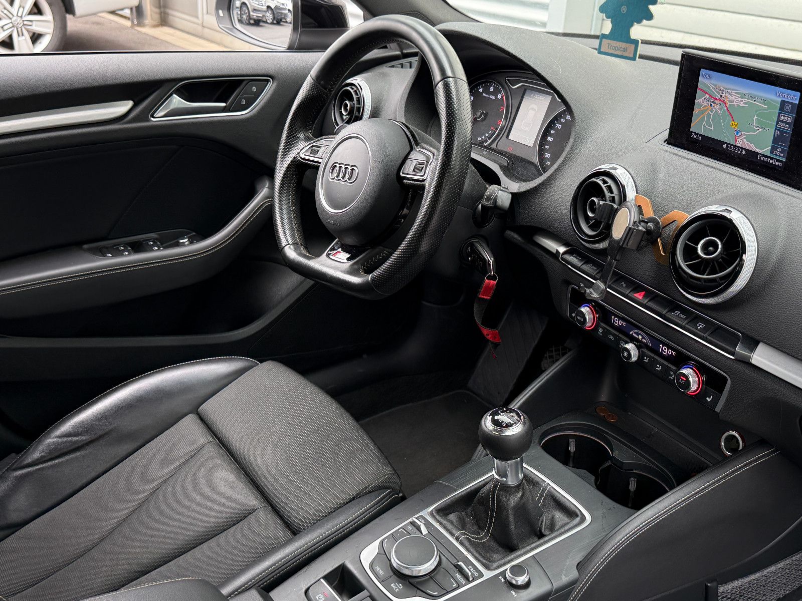 Fahrzeugabbildung Audi A3 Sportback S-Line Navi SHZ PDC Xenon Tempomat