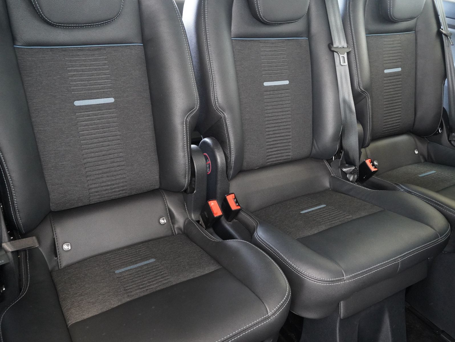 Fahrzeugabbildung Ford Tourneo Custom 320 L2 Active 8-SITZER/XENON