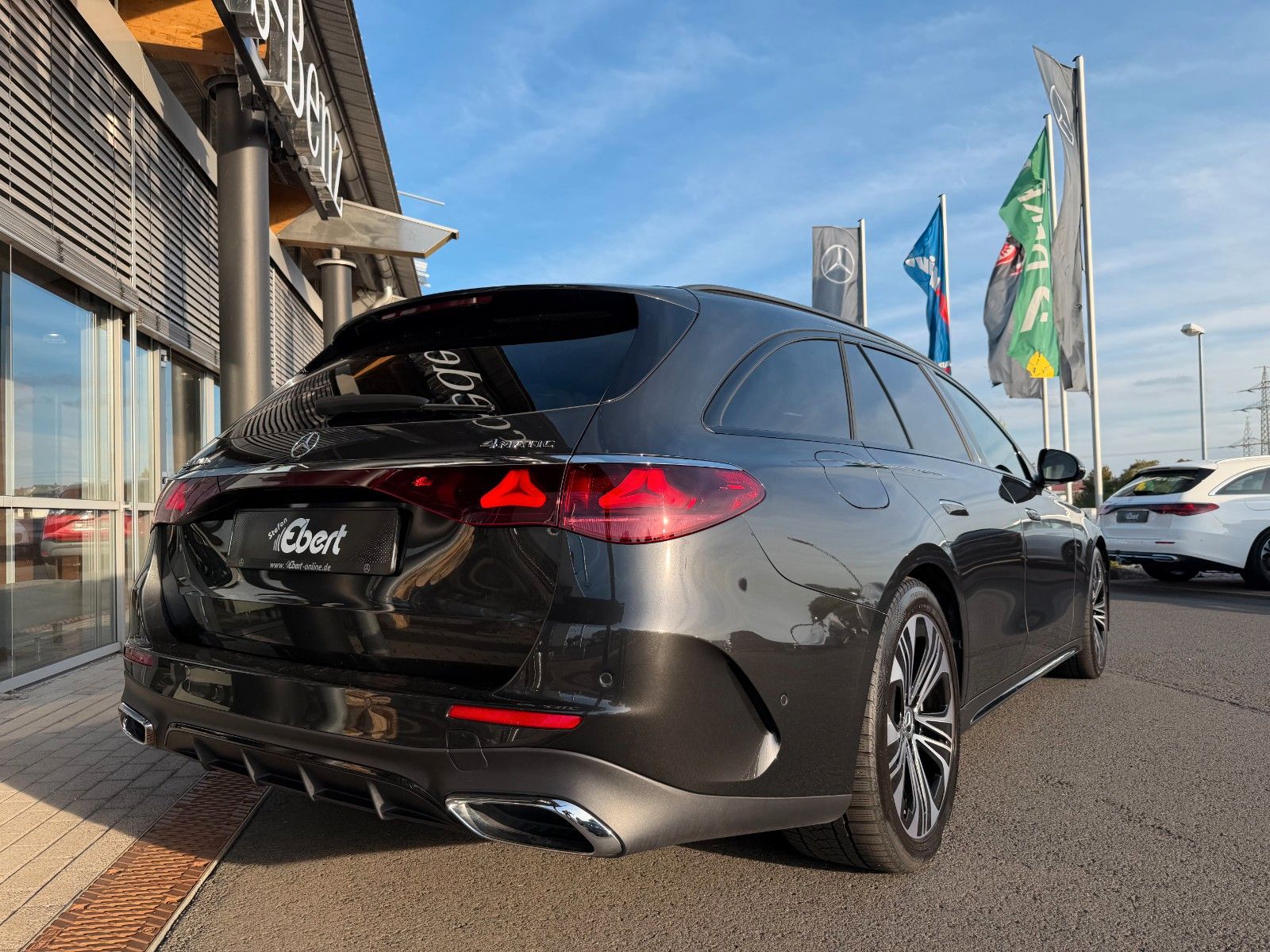 Fahrzeugabbildung Mercedes-Benz E 300de T 4M+AMG+HUD+RFK+360+BUR+AHK+SPUR+DIS+