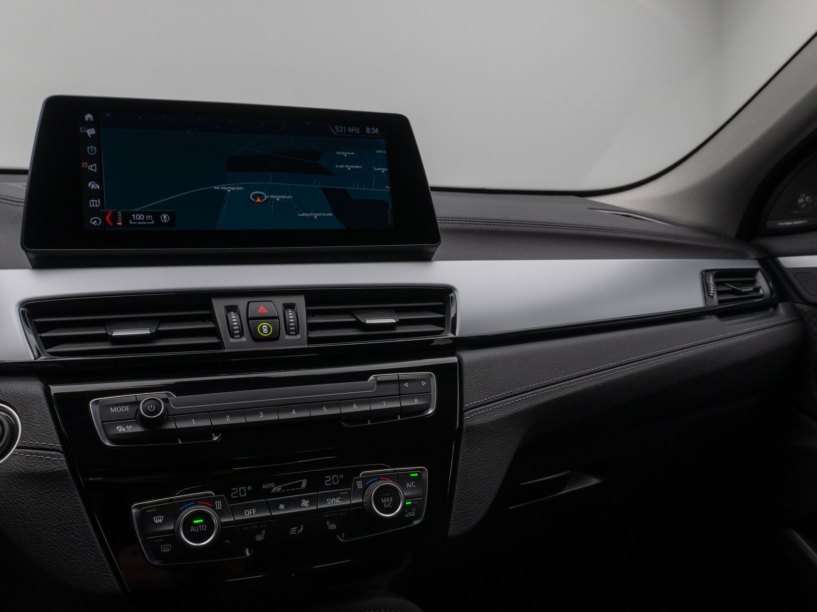 Fahrzeugabbildung BMW X2 xD25e HUD DAB H/K Navi+ Parkassist Alarm LED