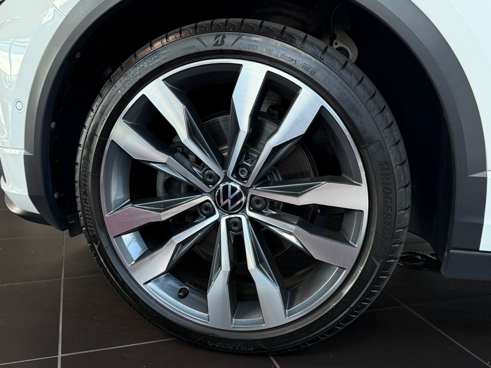 Fahrzeugabbildung Volkswagen T-Roc Cabriolet R-Line Black AHK LED RFK 19"