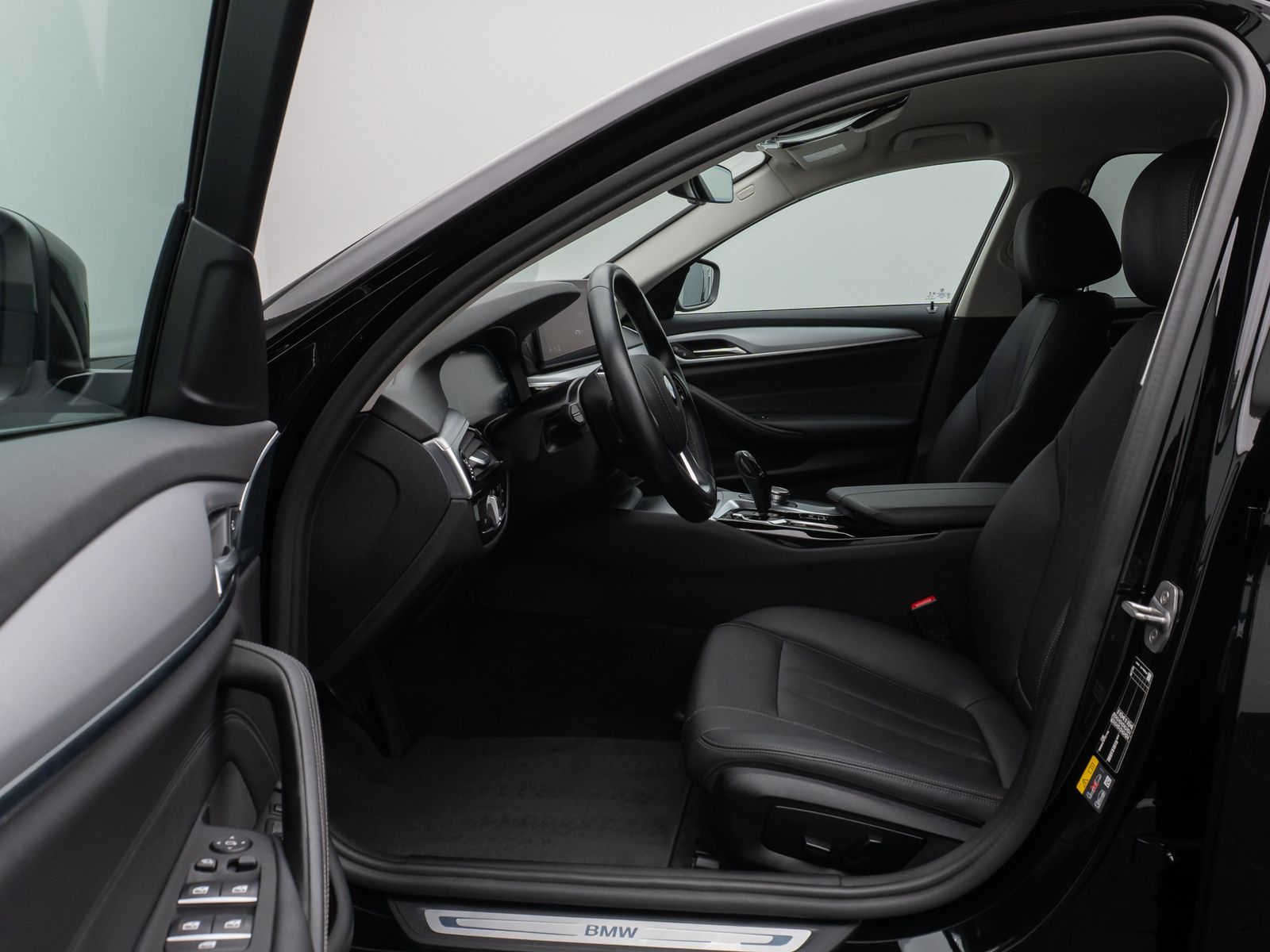 Fahrzeugabbildung BMW 530e Kamera DAB CockPitPro Sitzhzg Alarm LED